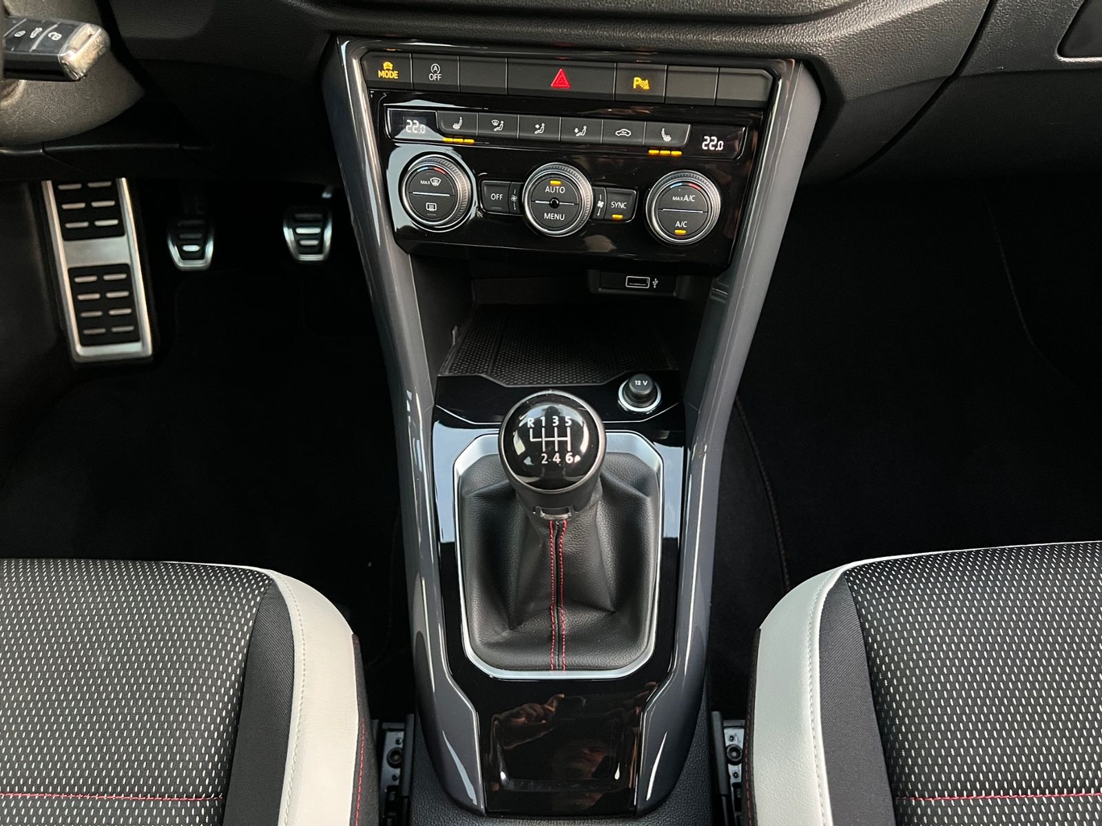 Fahrzeugabbildung Volkswagen T-Roc 1.5 TSI Sport *AHK,ACC,17"-LM*