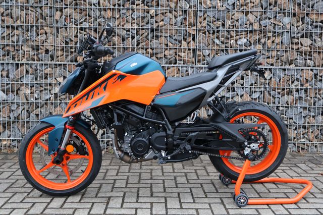 KTM 125 Duke mit Zubehör