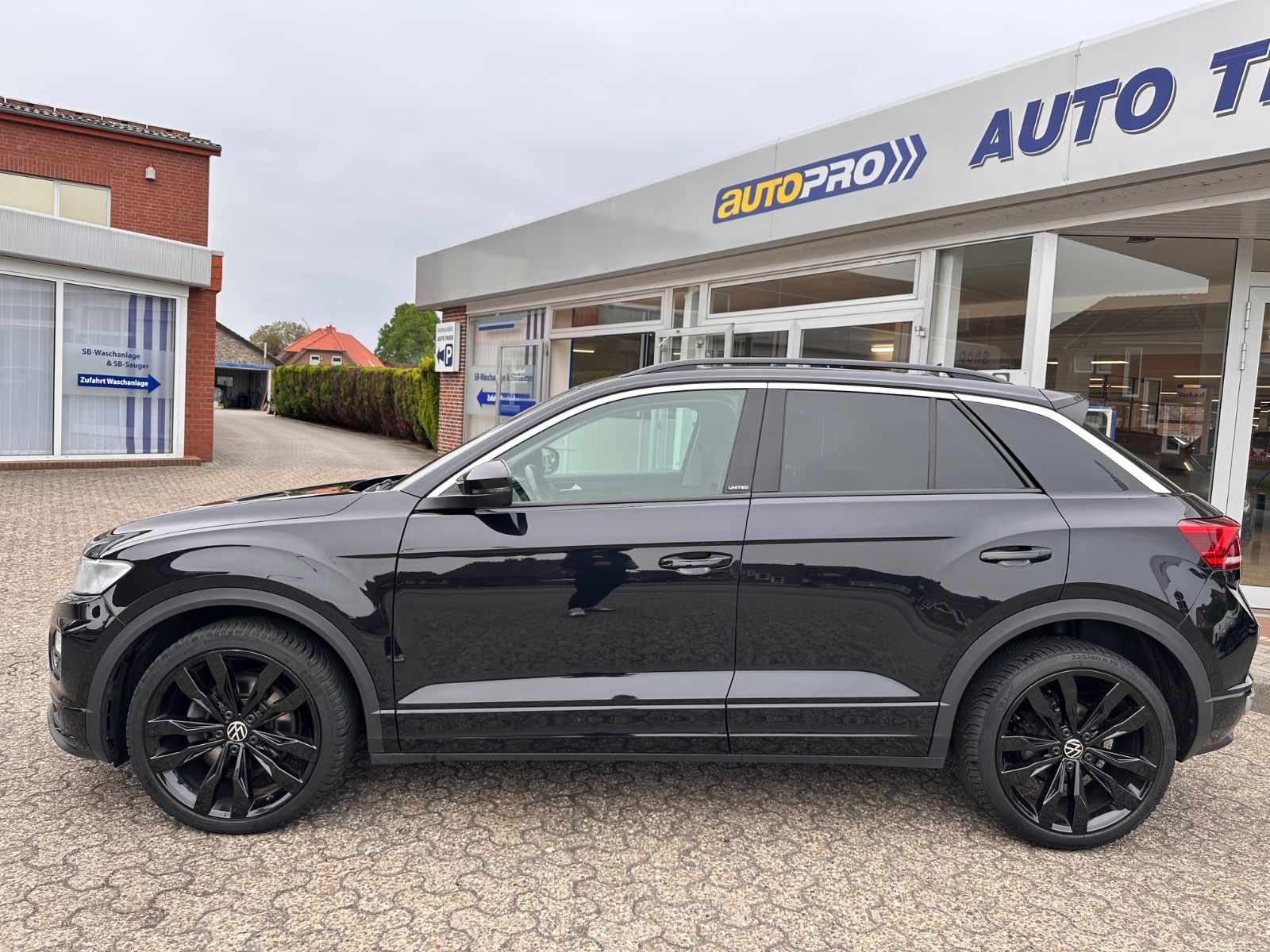 Fahrzeugabbildung Volkswagen T-Roc R Line 2.0 TDI DSG AHK/Beats/Navi/App/19"
