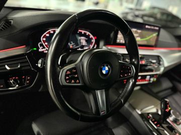 Fahrzeugabbildung BMW 530d Tour Luxury Line Pano ACC M Sportfahwerk