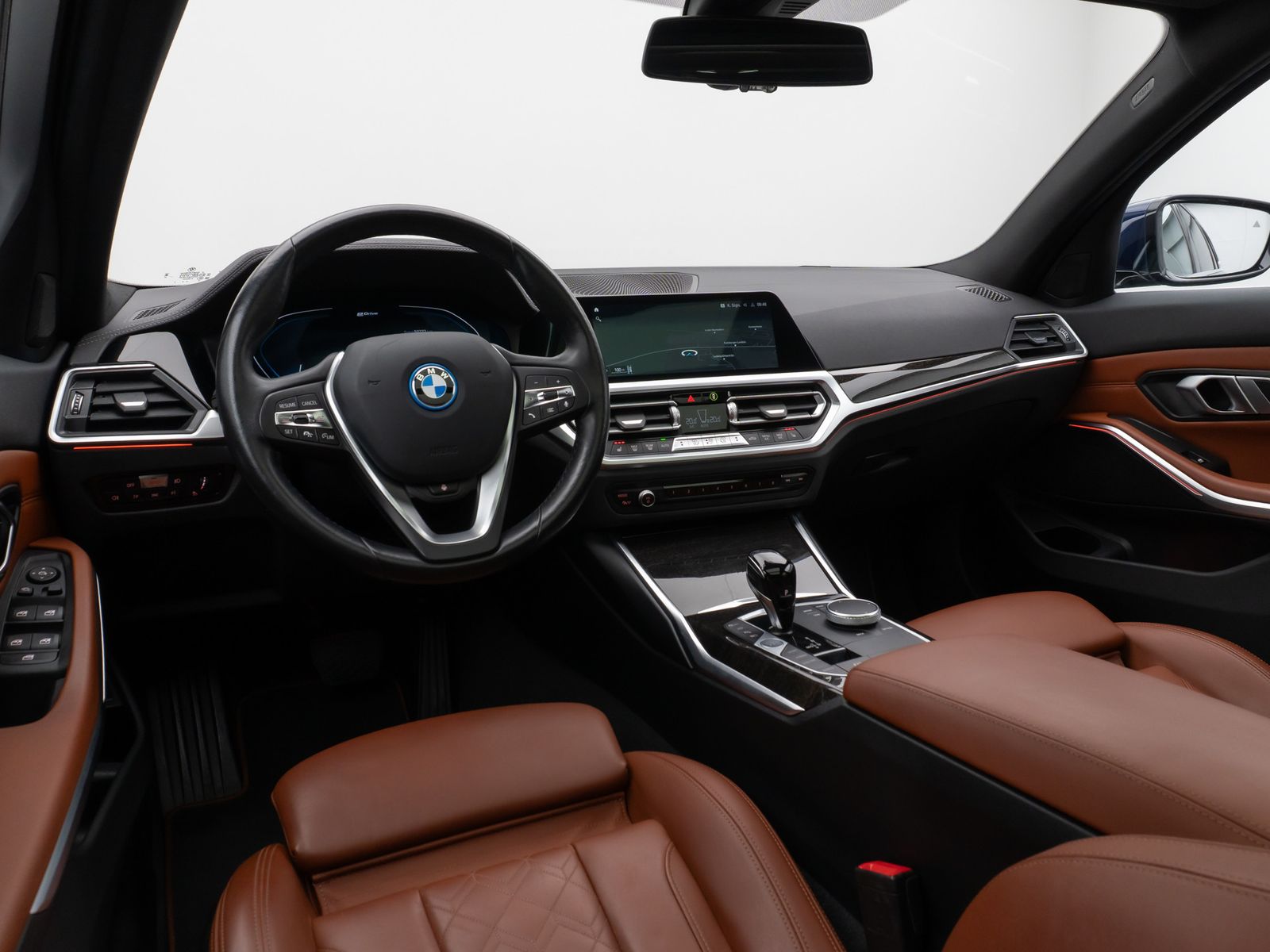 Fahrzeugabbildung BMW 330e xD Luxury Line Panorama HUD Individual Voll