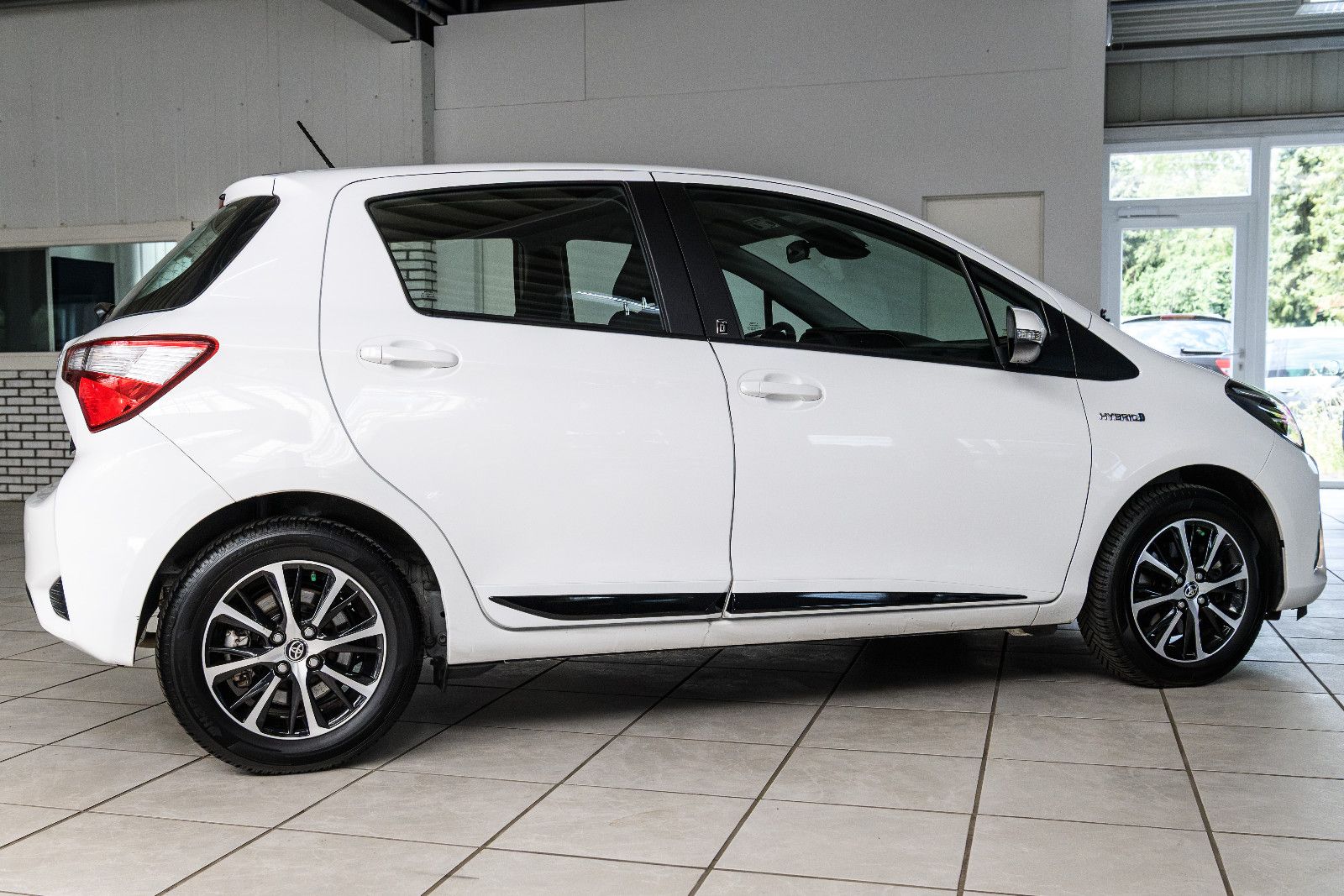 Fahrzeugabbildung Toyota Yaris Hybrid Team D+NAVI+SHZ+RFK+GJR+ALU+BICOLOR