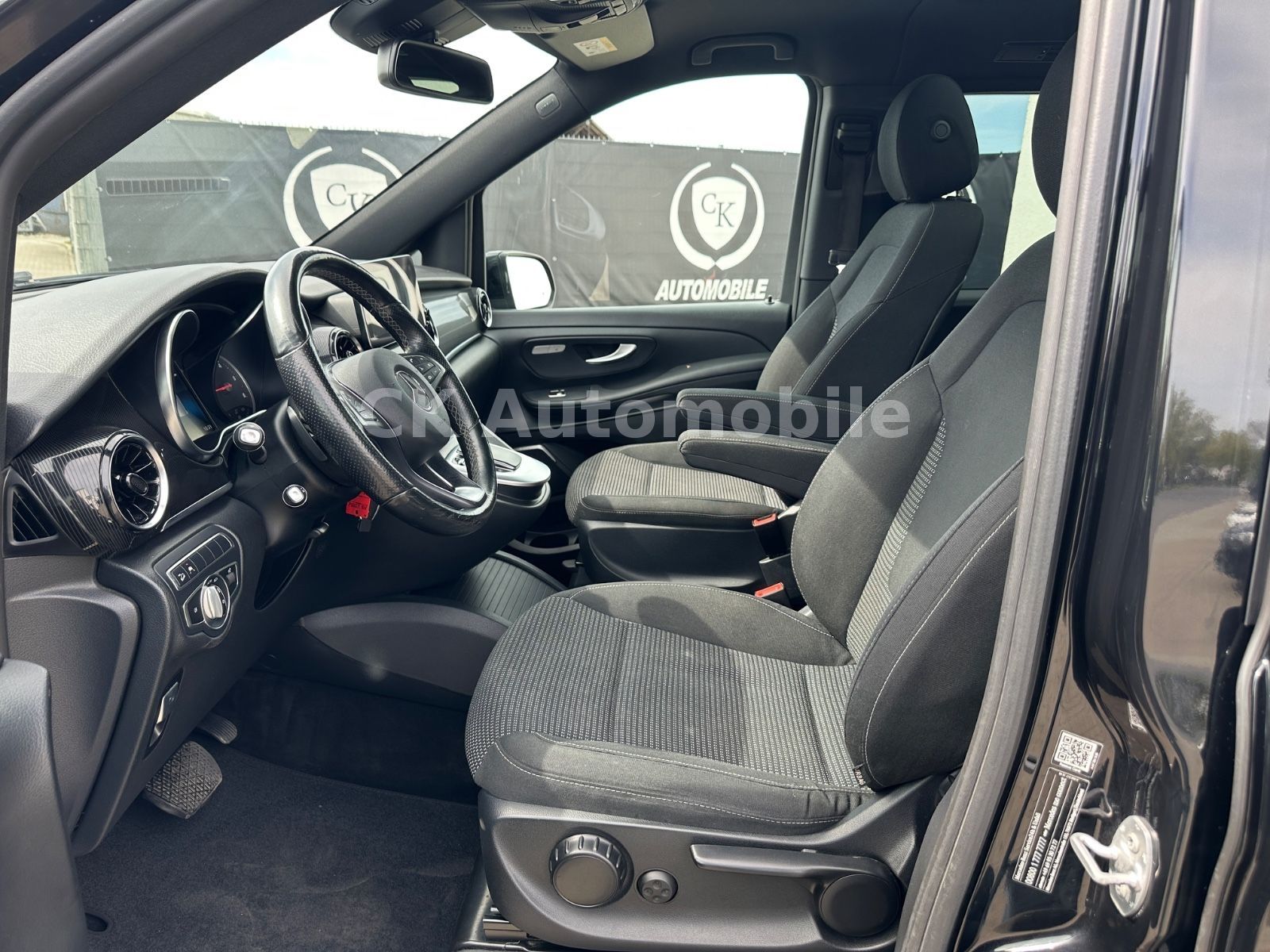 Fahrzeugabbildung Mercedes-Benz V300d EDITION 4Matic AMG-Line/7 Sitze/Pano/LED