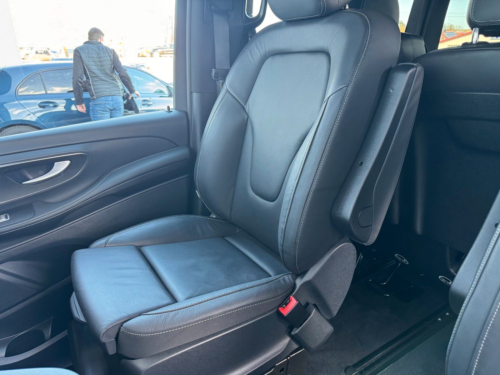 Fahrzeugabbildung Mercedes-Benz V 300 d 4MATIC AVA Extral AHK DISTRONIC Standh