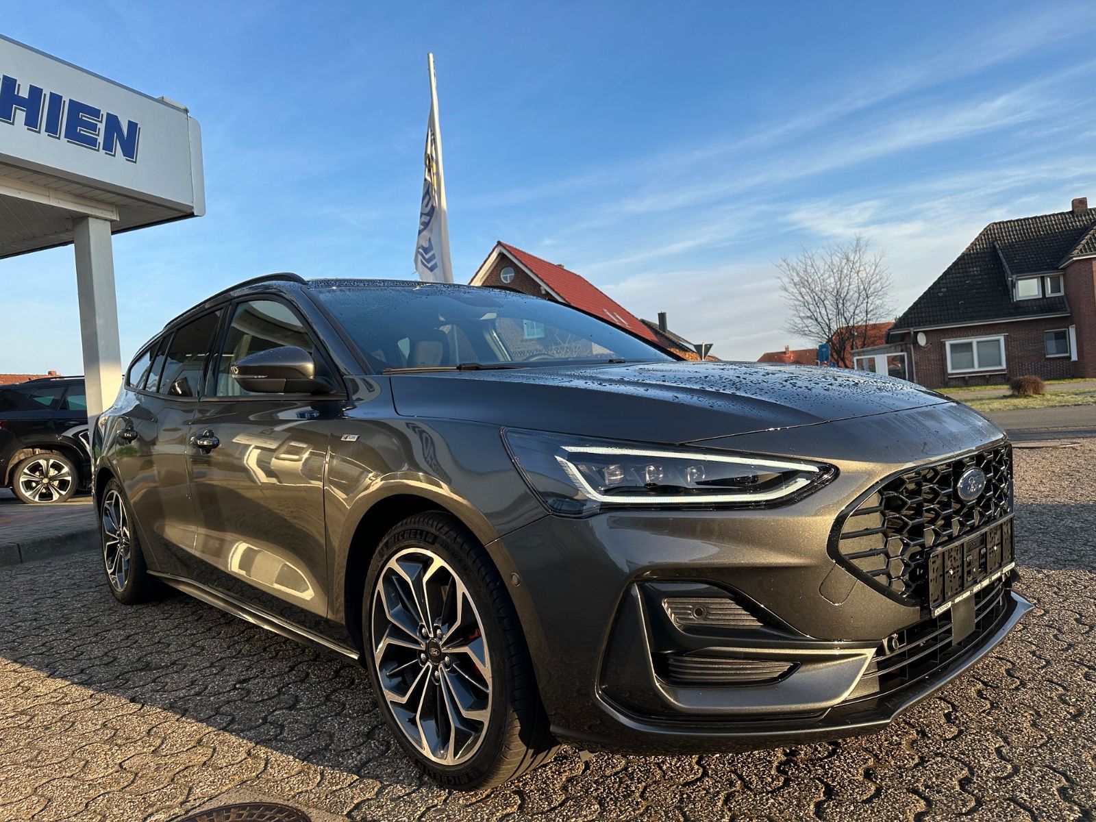 Fahrzeugabbildung Ford Focus Turnier 1.0 ST-Line X Pano/ACC/Matrix/Navi