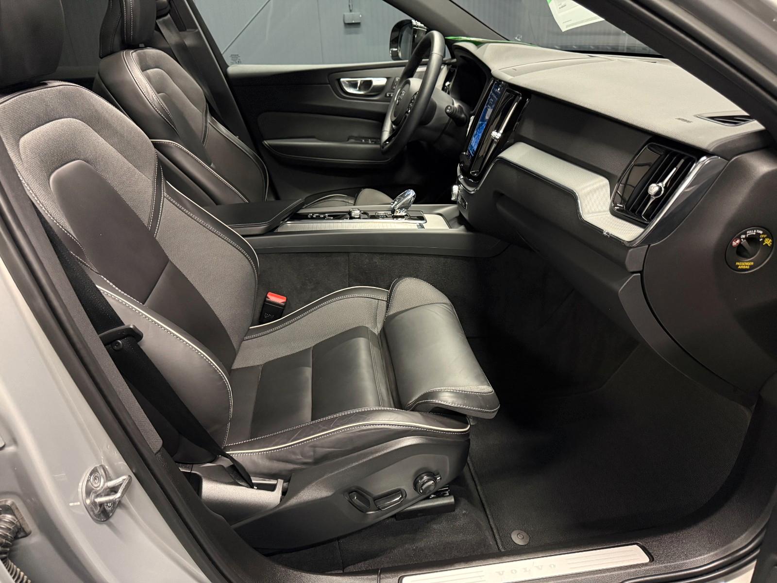 Volvo XC60 Plus Dark AWD *21Zoll*PANORAMA*Kristallglas