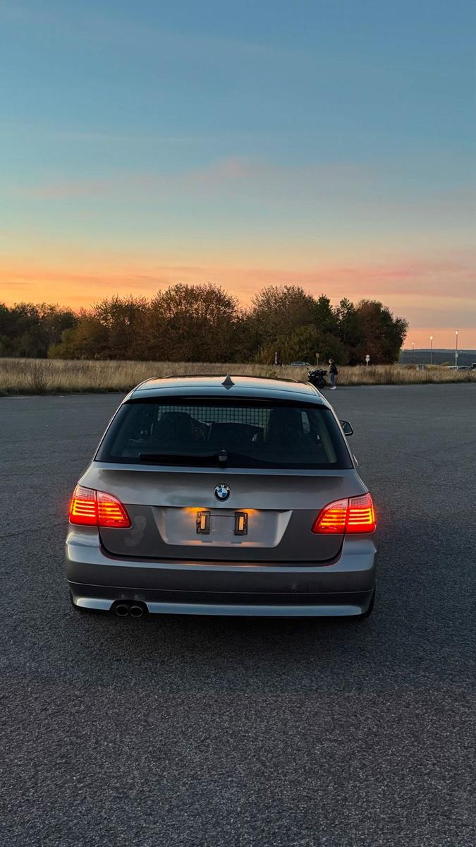 BMW 530 2010 — салон