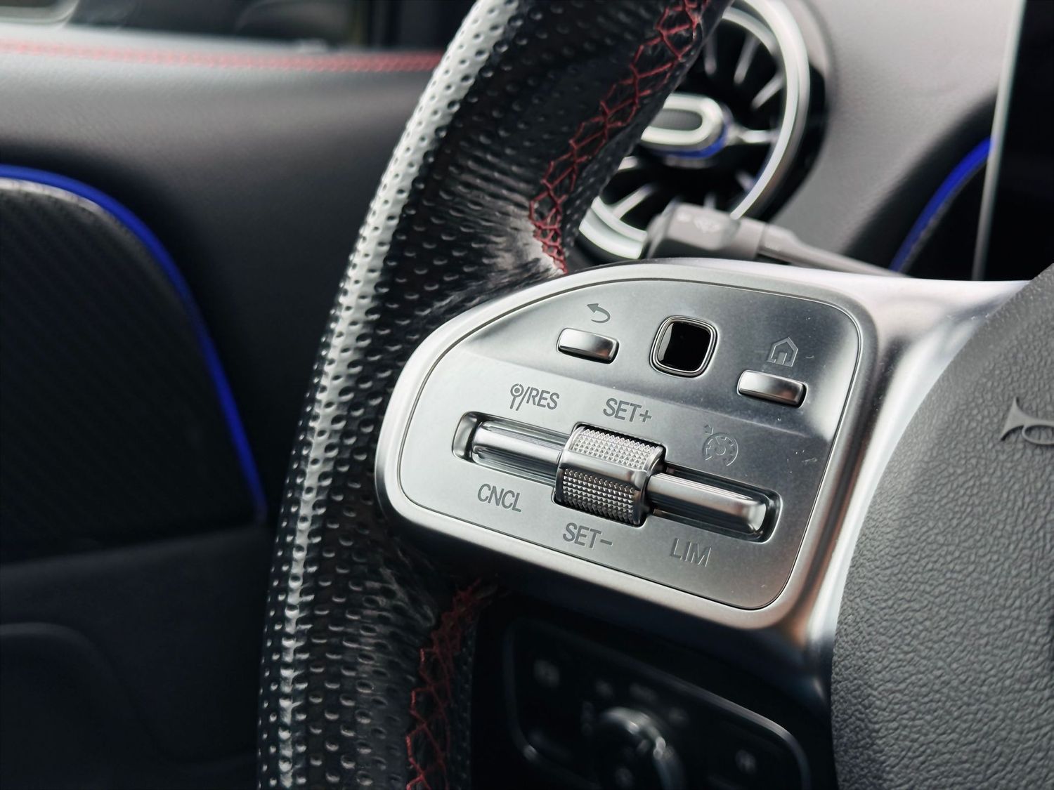 Fahrzeugabbildung Mercedes-Benz GLB 250 4M AMG, Autom., Multibeam, PTS, RFK, Nav