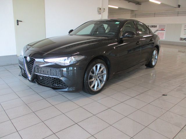 Alfa Romeo Giulia Ti Q4 ALLRAD LEDER NAVI SHZ AT