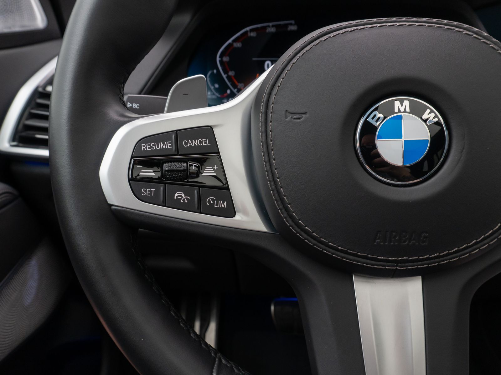 Fahrzeugabbildung BMW X5 xD40d M Sport Panorama Kamera HUD DAB B&W 22"