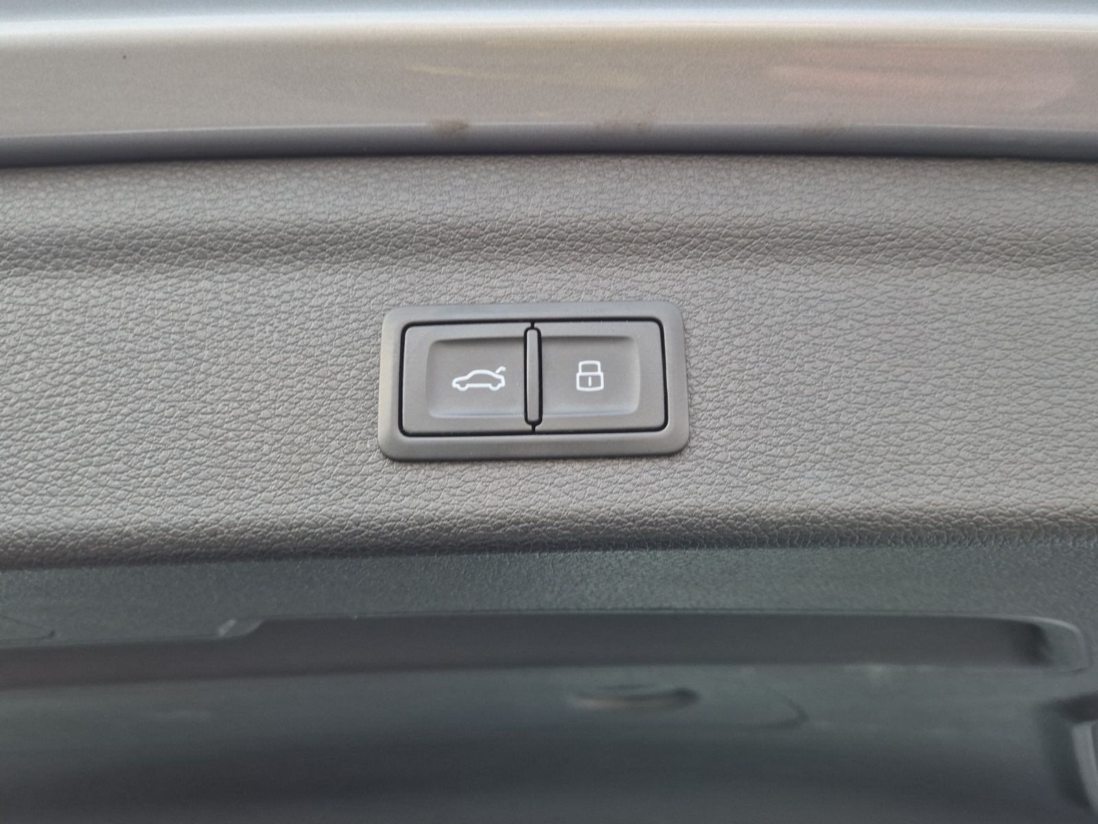 Fahrzeugabbildung Audi Q3 40 TFSI quattro S-tronic Standhzg. Matrix Nav