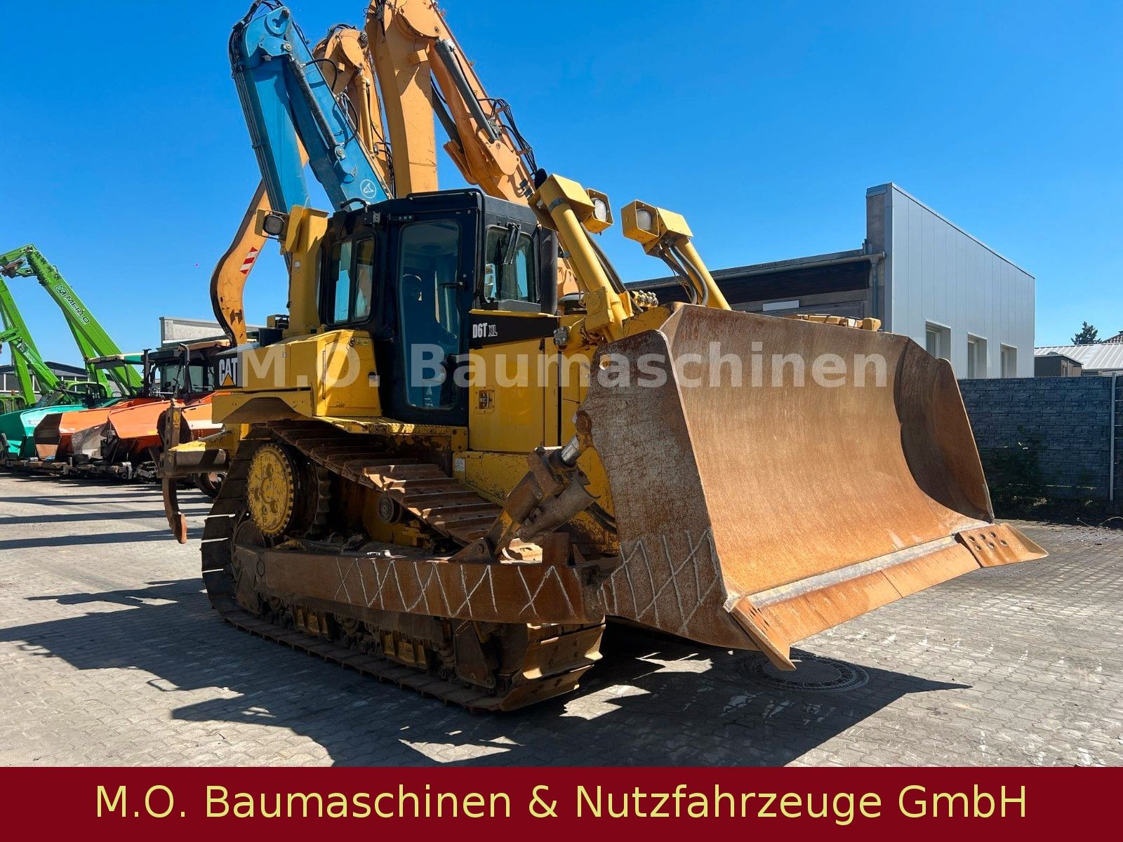 Fahrzeugabbildung CAT D6 T XL  / 4. Wegeplanierschild /Ripper /