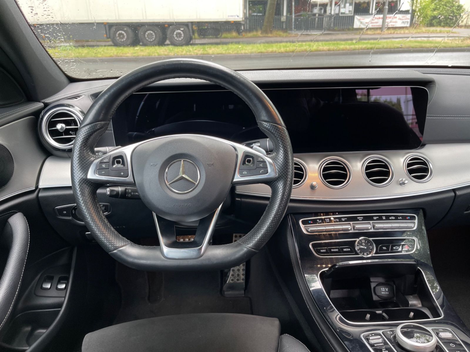 Fahrzeugabbildung Mercedes-Benz E 220d T 4Matic AMG*Standheizung*AmbientLight*