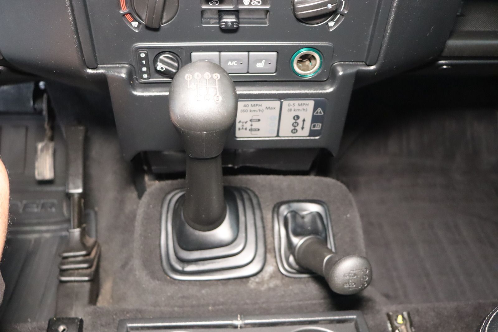 Fahrzeugabbildung Land Rover Defender 110 Station Wagon SE * AHK * Sitzhzg.
