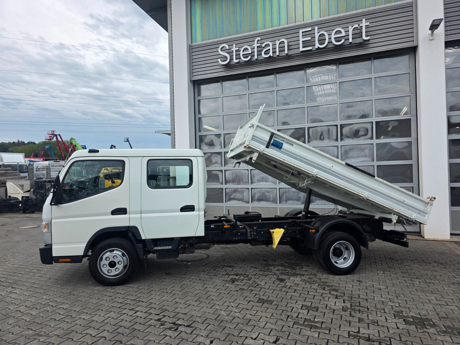Fahrzeugabbildung Mitsubishi Fuso Canter 7C18D DoKa 7 Sitze AHK