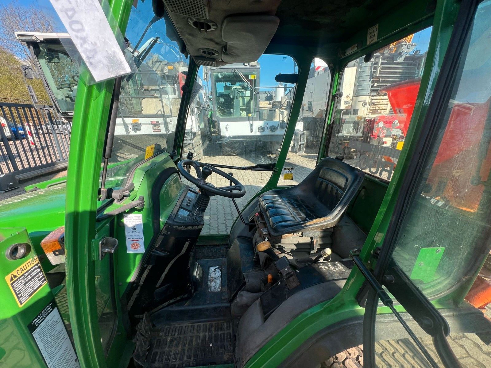 Fahrzeugabbildung John Deere 4010 / Allrad / Frontlader / Salzstreuer /