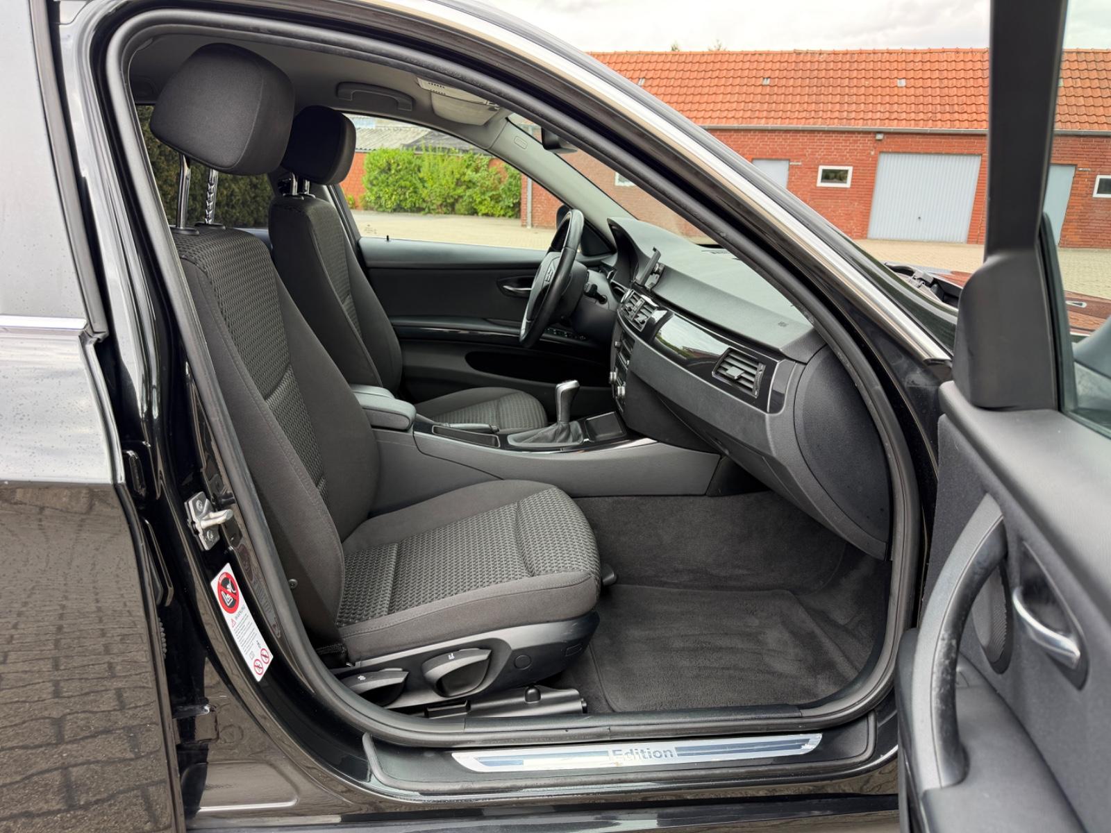 BMW 318 2011 — photo 14