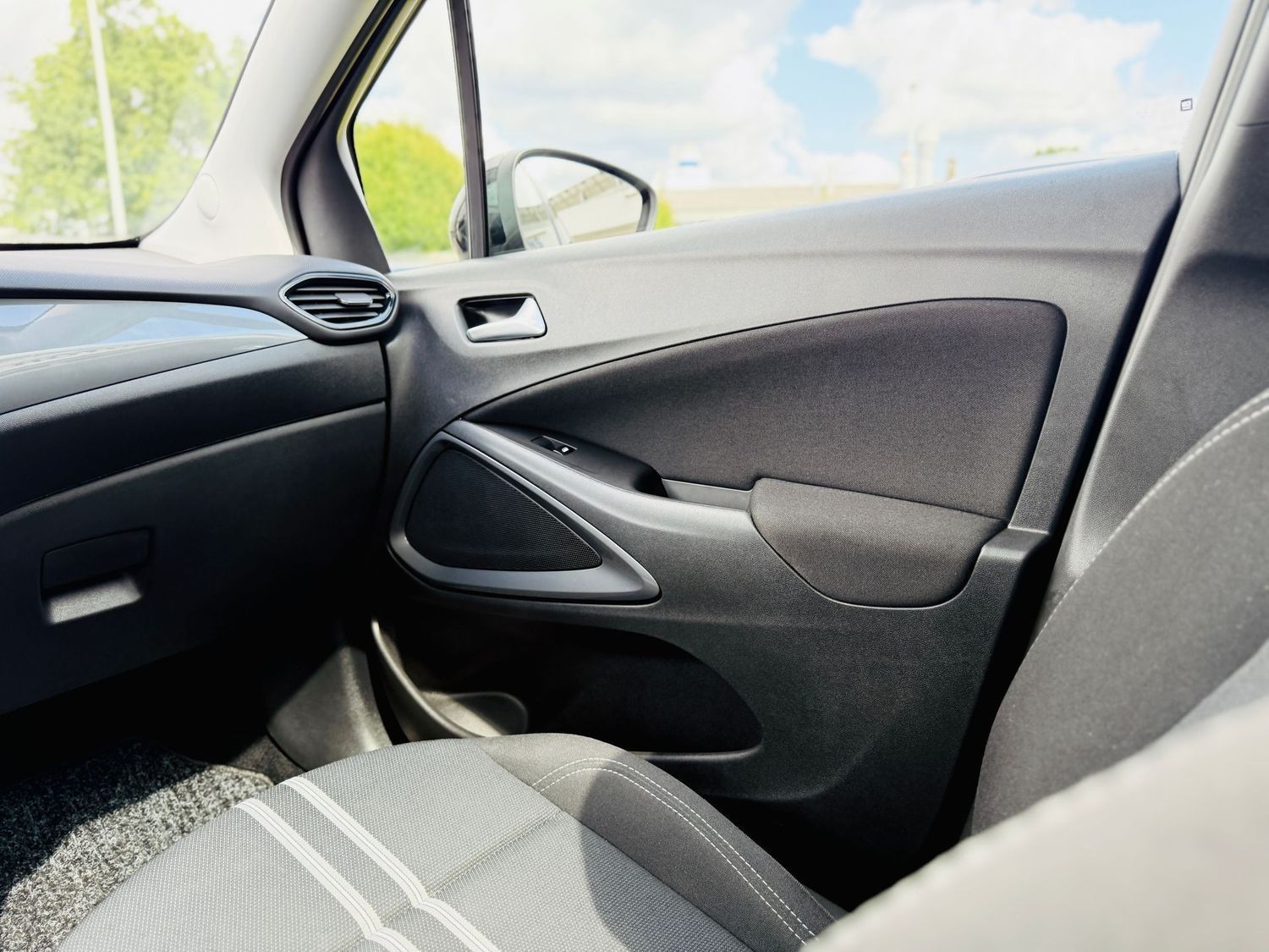 Fahrzeugabbildung Opel Crossland X 1,2 T ELEG., Navi, Panod, LED, RFK,