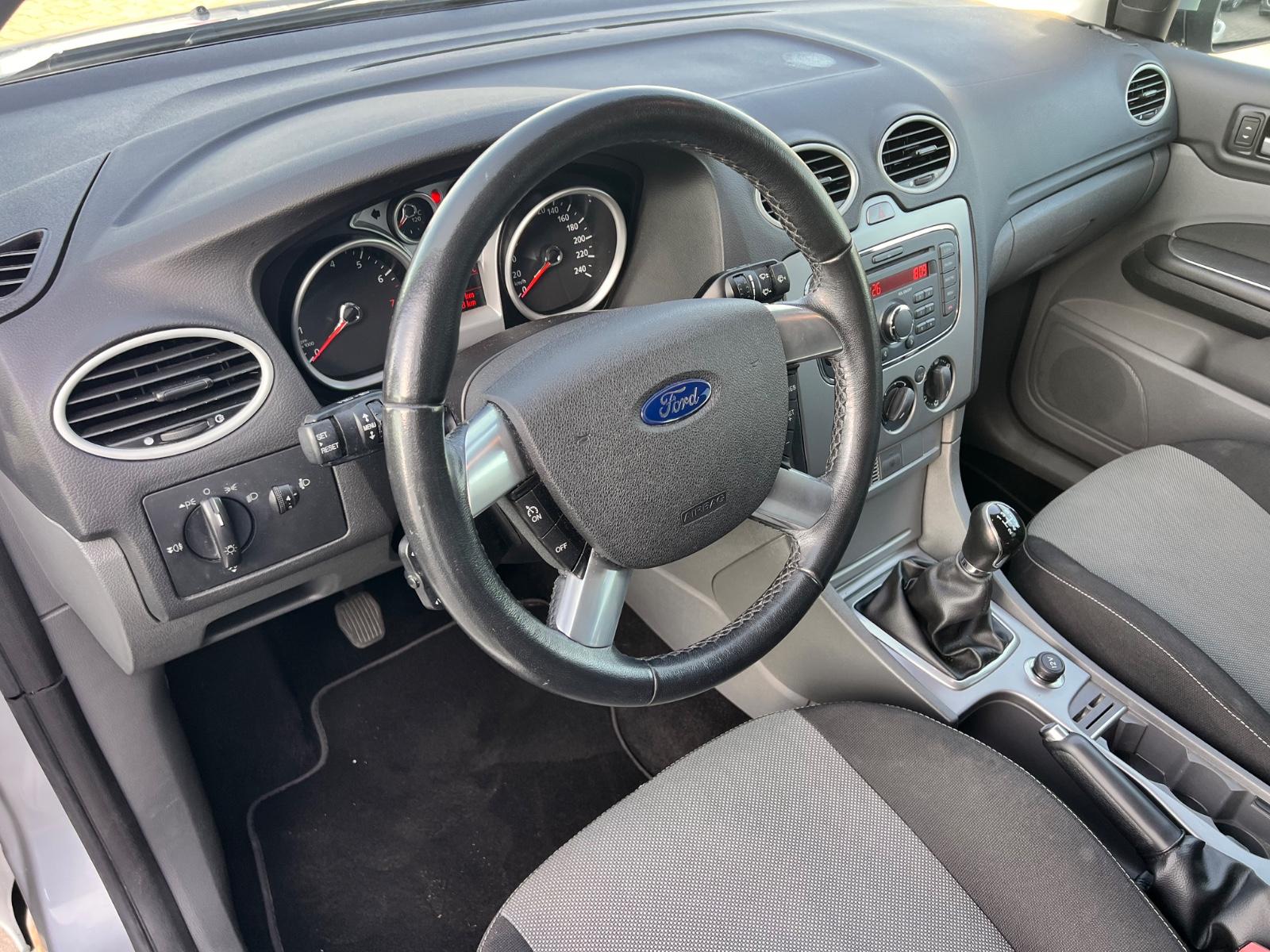 Ford Focus 2011 — photo 24