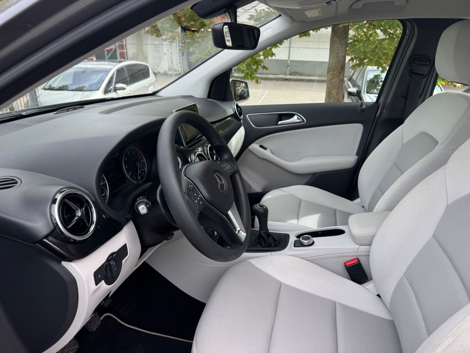 Fahrzeugabbildung Mercedes-Benz B 200 Navi+PDC+LED