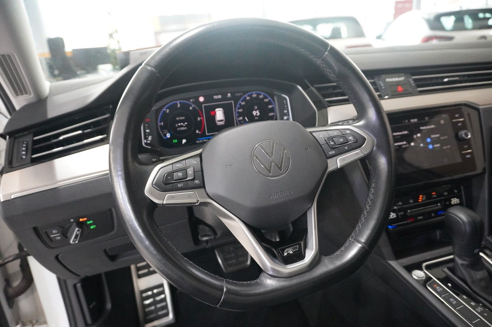 Fahrzeugabbildung Volkswagen Passat VARI. 2.0D R-LINE 4M NAVI/LED/KAMERA/AHK