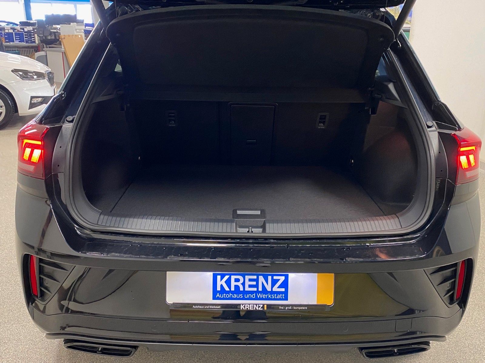 Fahrzeugabbildung Volkswagen T-Roc 1.5 TSI DSG R-Line+ACC+iQ Light MATRIX+18"