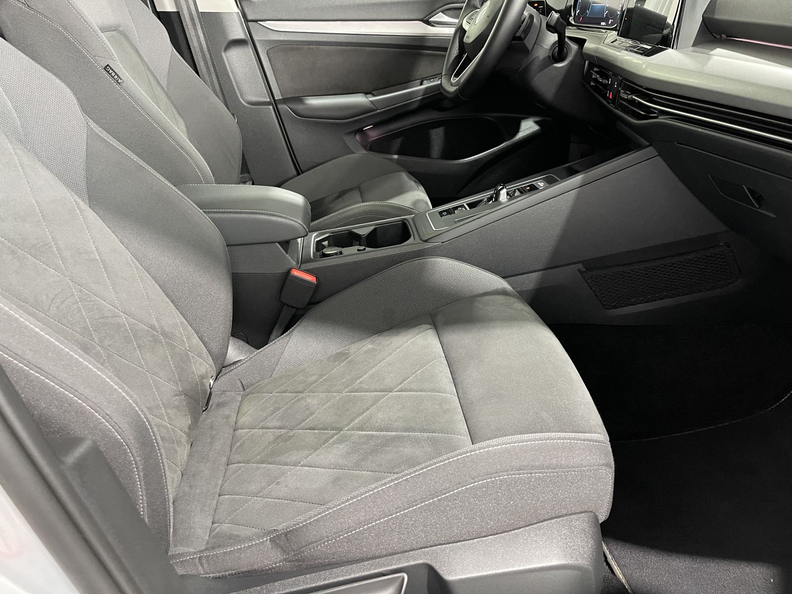 Fahrzeugabbildung Volkswagen Golf Life 2.0 TDI*AHK*LED-Matrix*Cam*ACC*Navi*