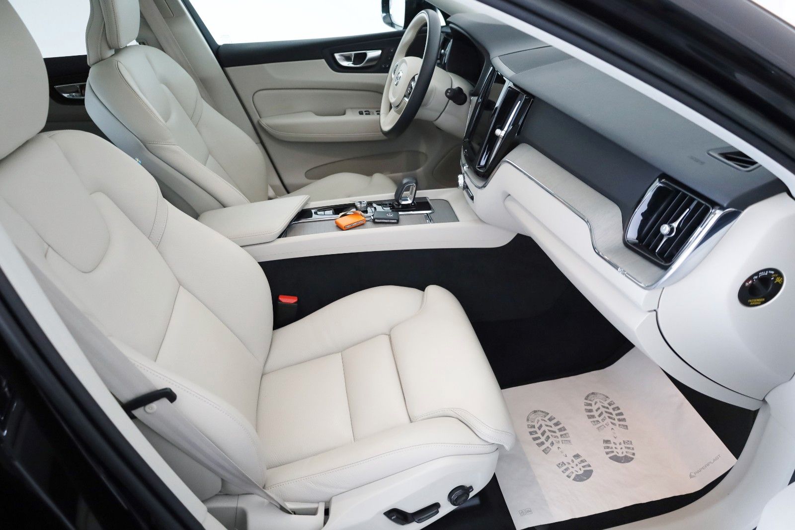 Fahrzeugabbildung Volvo XC60 AWD Plus Dark Leder,LED,Panorama,360° Cam