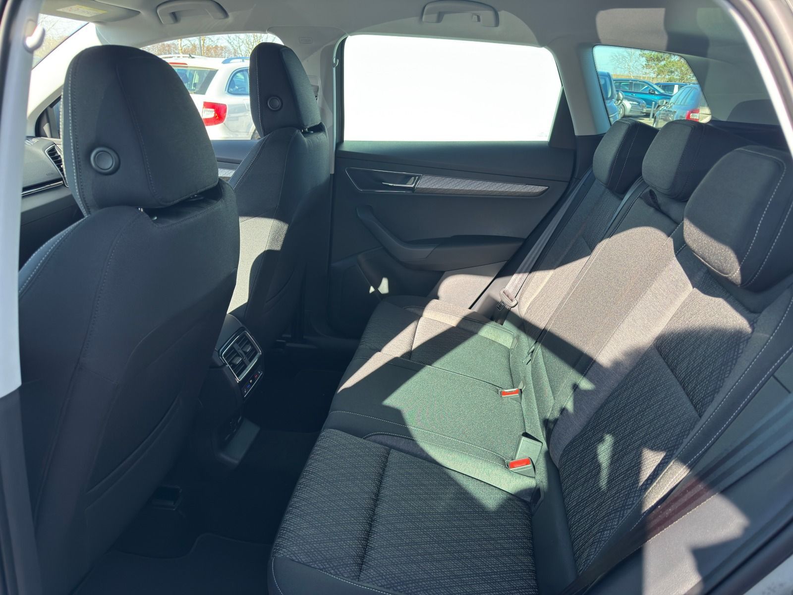 Fahrzeugabbildung SKODA Karoq 1.5 TSI DSG*AHK*RFK*behFro*eHeck*Allwetter