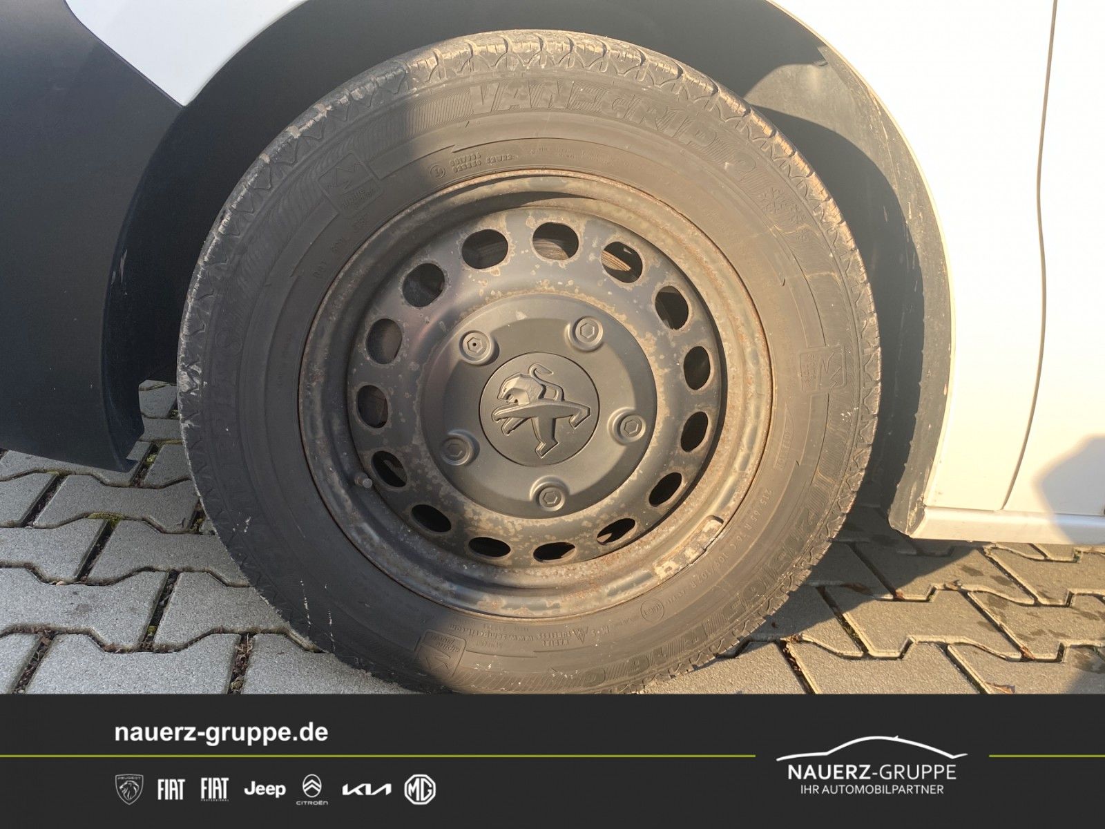 Fahrzeugabbildung Peugeot Expert Kombi L3 BlueHDI 120 9 Sitzer