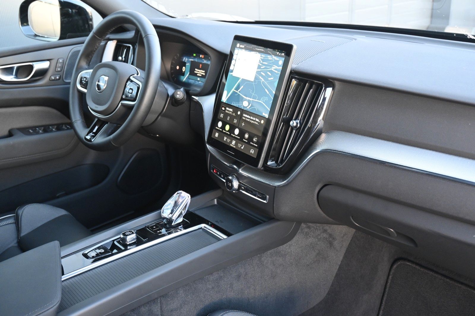 Fahrzeugabbildung Volvo XC60 B5 AWD Plus Black Edition*FSHZG*PANO*360°*