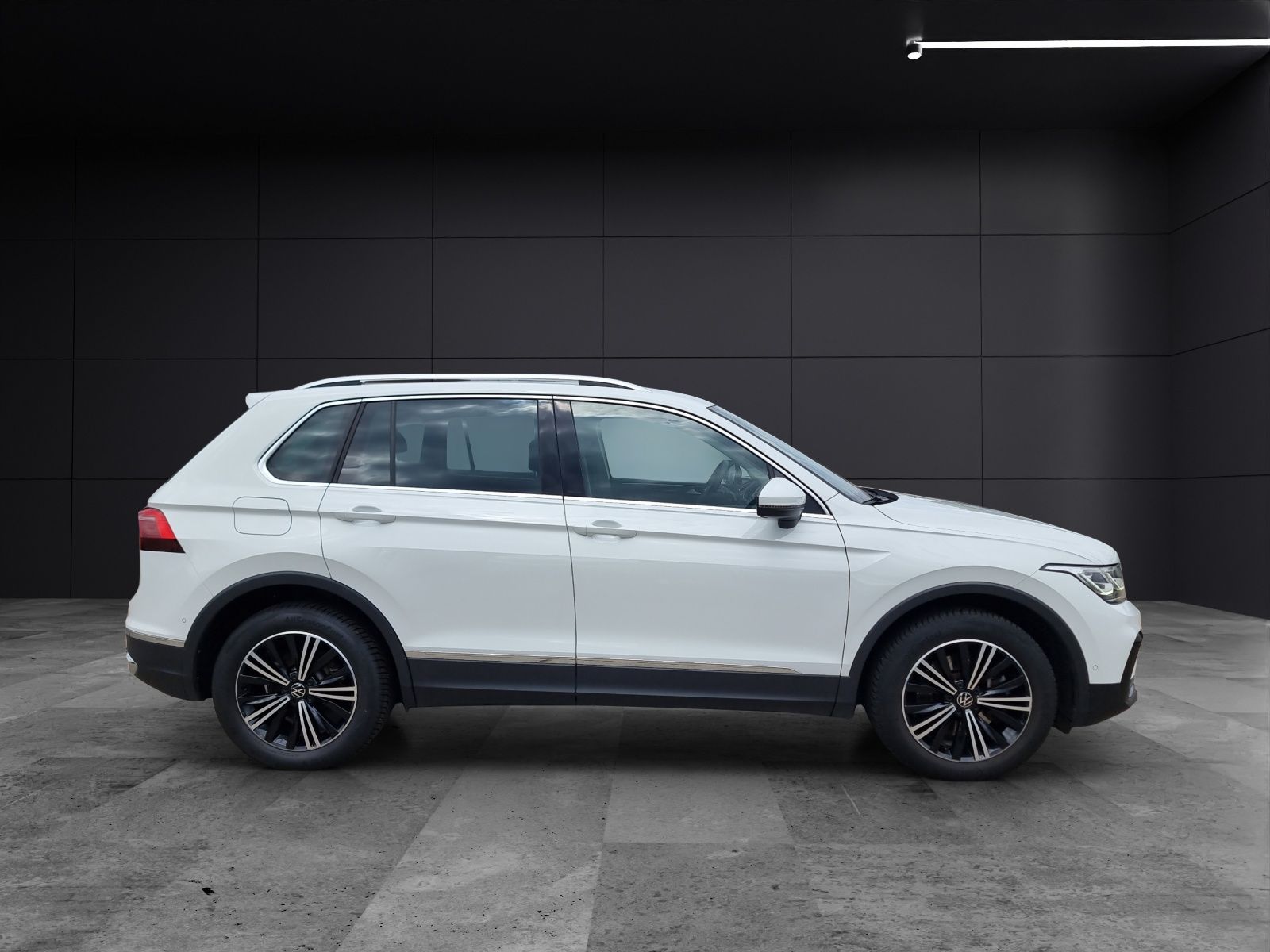 Fahrzeugabbildung Volkswagen Tiguan Elegance eHybrid DSG IQ.Light ACC 18" AHK