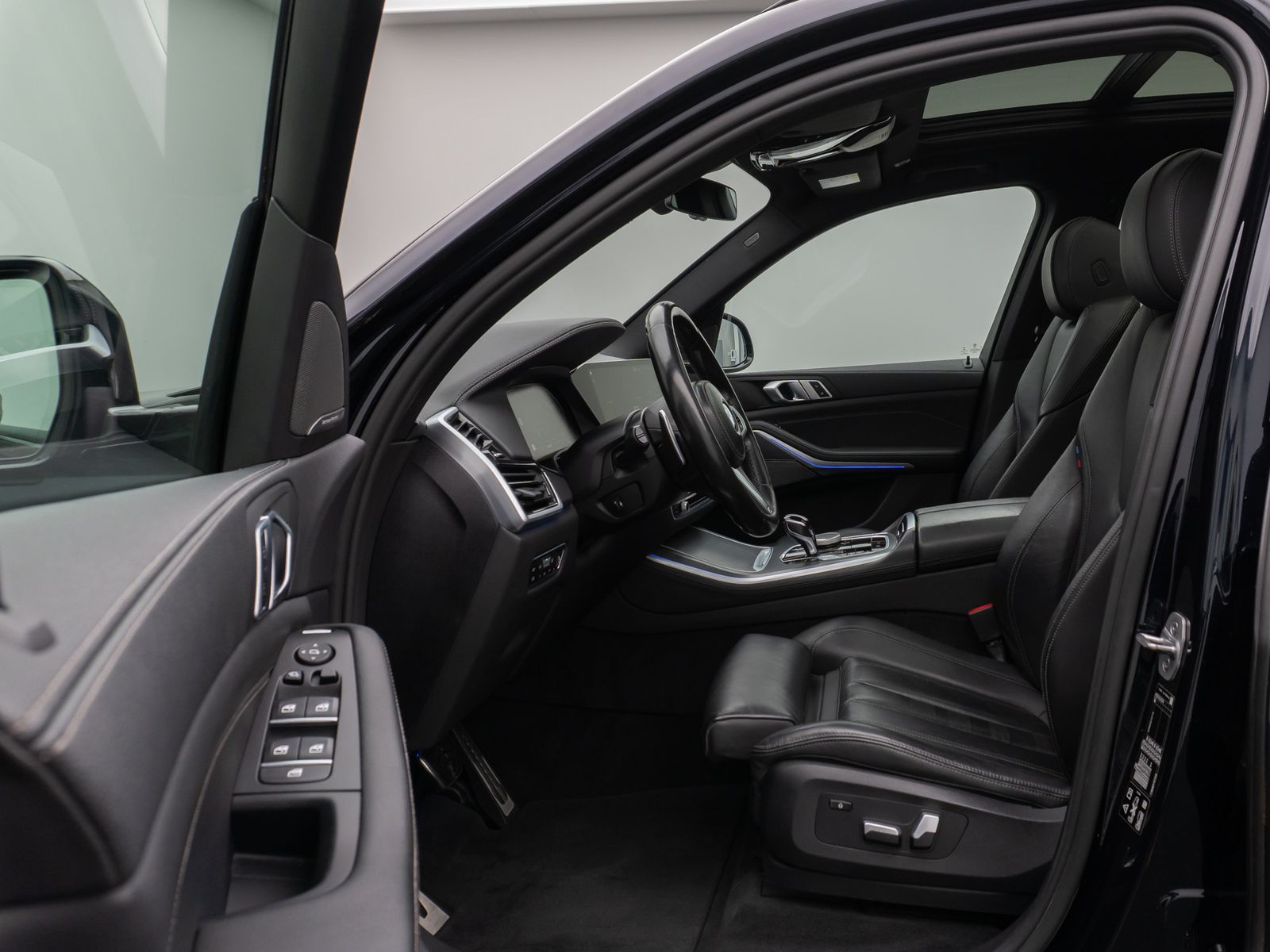 Fahrzeugabbildung BMW X5 xD25d M Sport Panorama Kamera HUD DAB H/K AHK