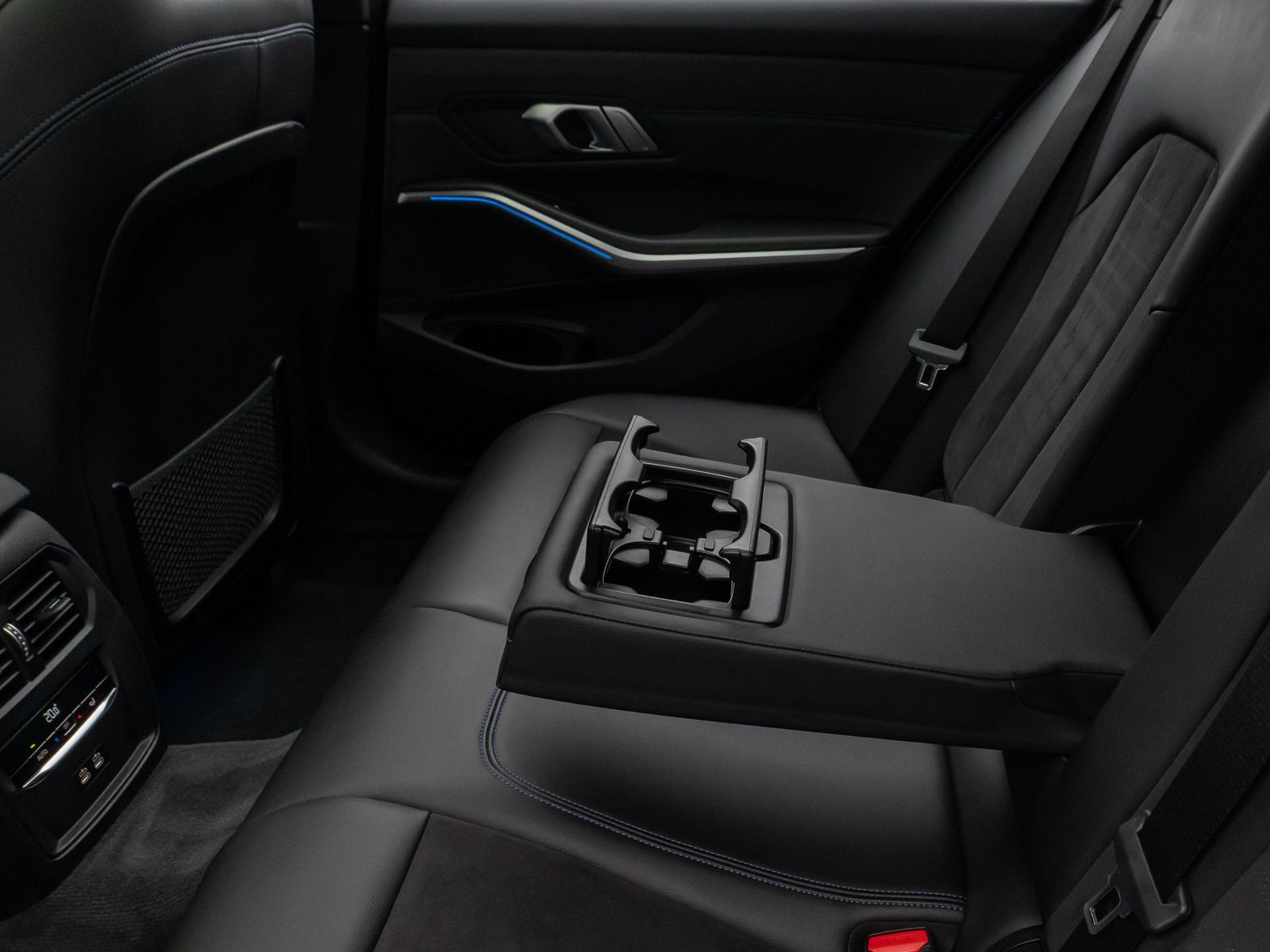 Fahrzeugabbildung BMW 330e  M Sport Panorama Laser Kamera HUD HiFi