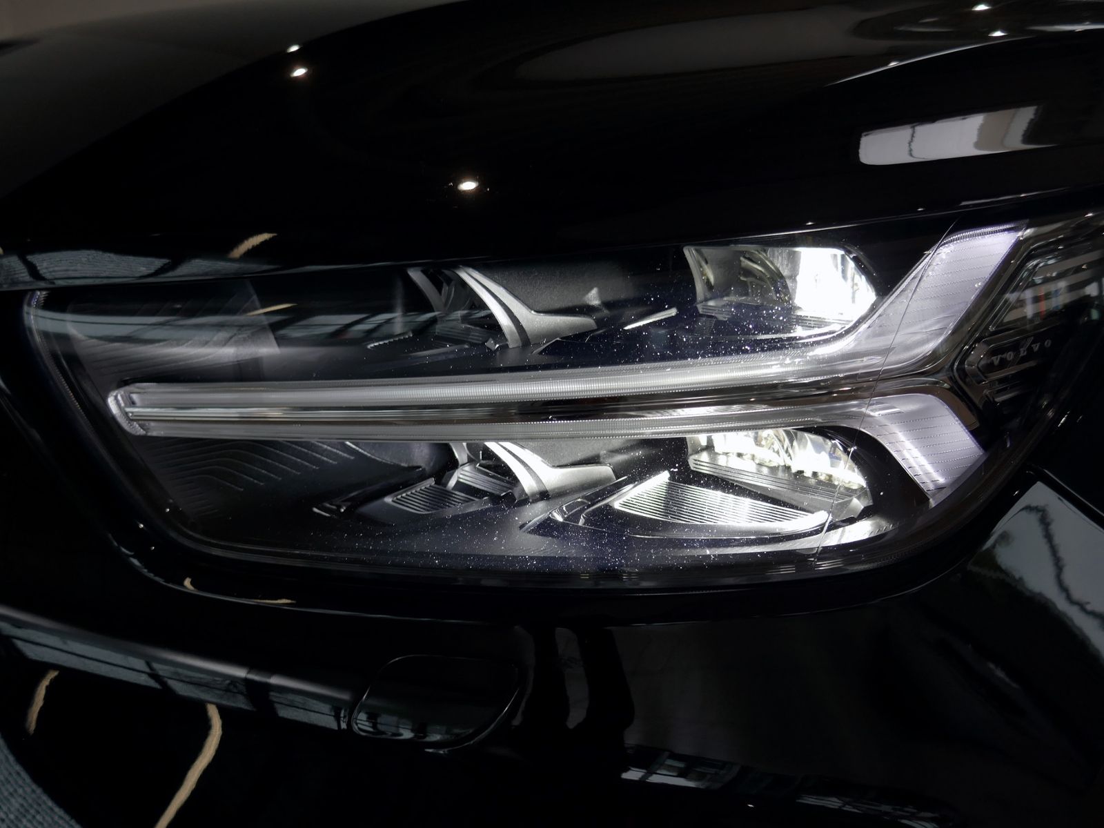 Fahrzeugabbildung Volvo XC40 D3 2WD Momentum Pro | LED AHK PDC GRA