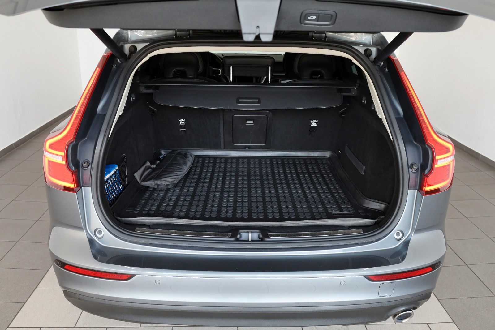 Fahrzeugabbildung Volvo V60 Momentum Leder,Navi,LED,ACC,Kamera,SH,SR+WR