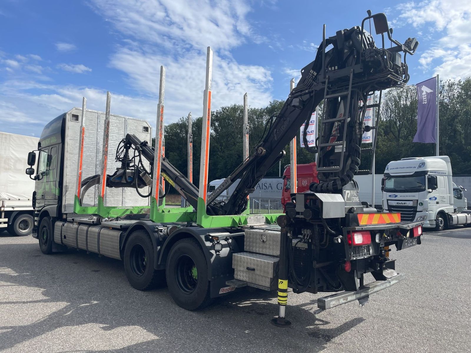 Fahrzeugabbildung DAF FAT XF 530 SSC, Holztransport, Greifer mit Säge