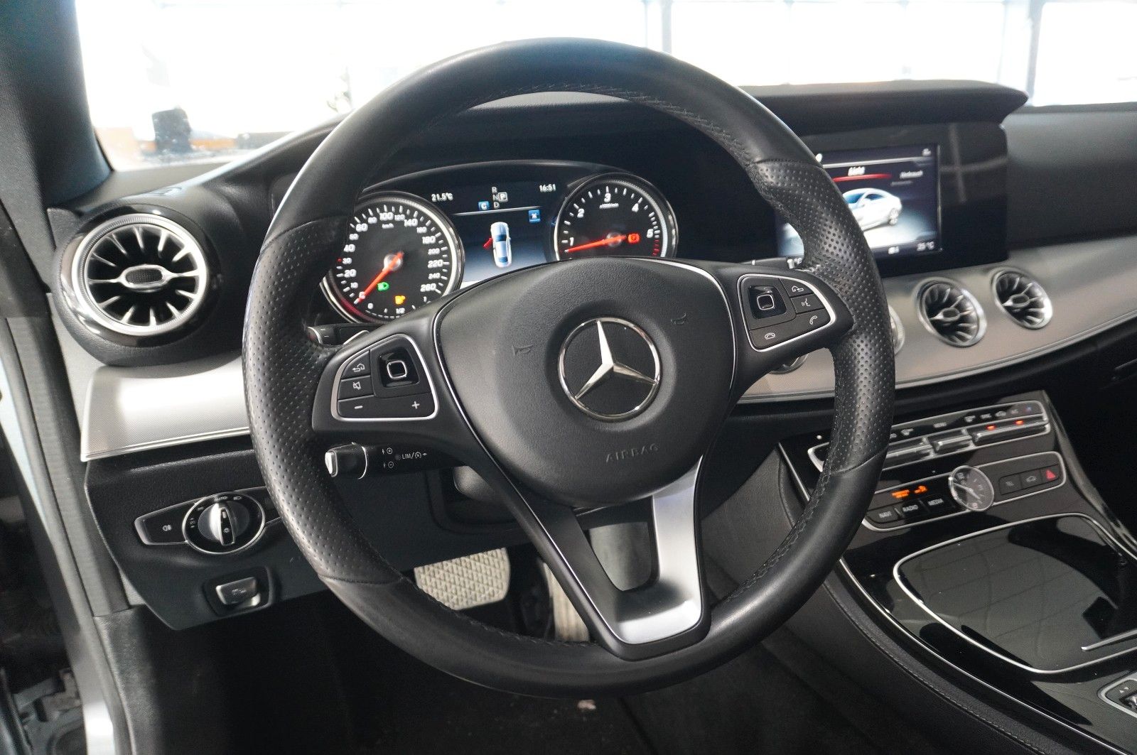Fahrzeugabbildung Mercedes-Benz E 220D COUPE AVANTGARDE NAVI/LED/KAMERA/SH/PANO.