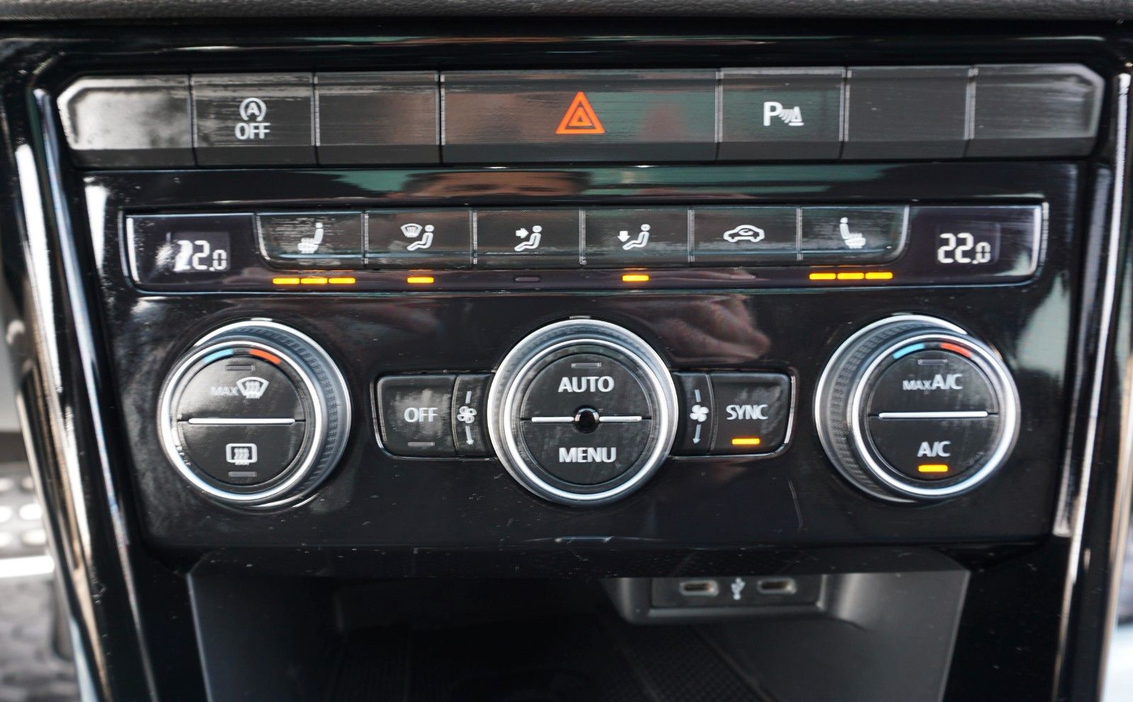 Fahrzeugabbildung Volkswagen T-Roc Sport 4Motion, Kamera, Navi, Pano, Black