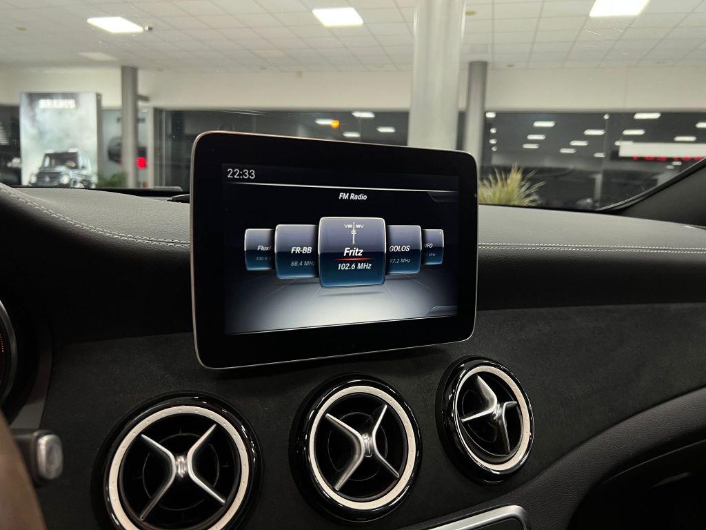 Mercedes-Benz GLA 250 4Matic 7G*AMG*LED*PANO*COMAND*KAMERA*