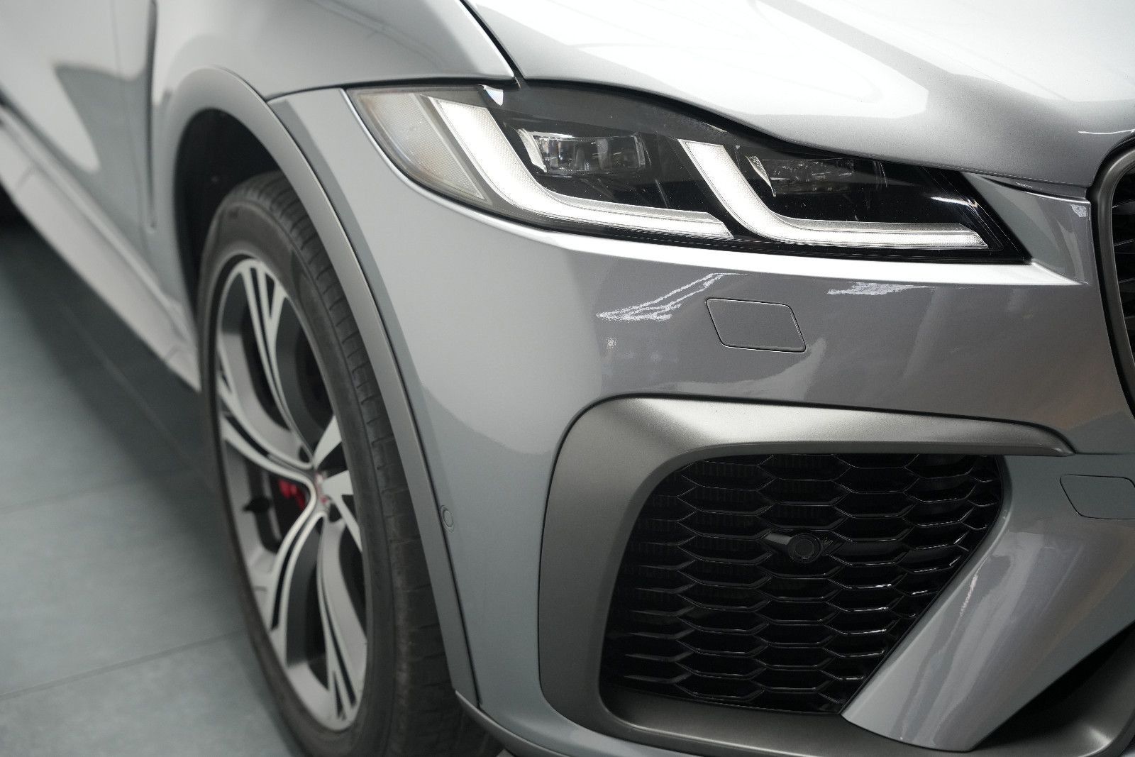 Fahrzeugabbildung Jaguar F-Pace F-PACE SVR /PANO/MERIDIAN/HUD/360°KAM/MEM