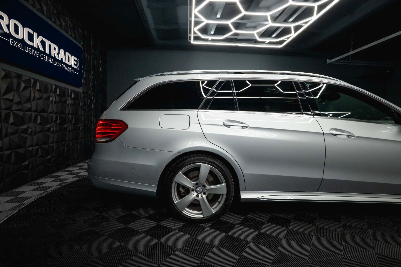 Fahrzeugabbildung Mercedes-Benz E 500 V8 CGI AMG Sport *Airmatic*Pano*ACC*H&K*