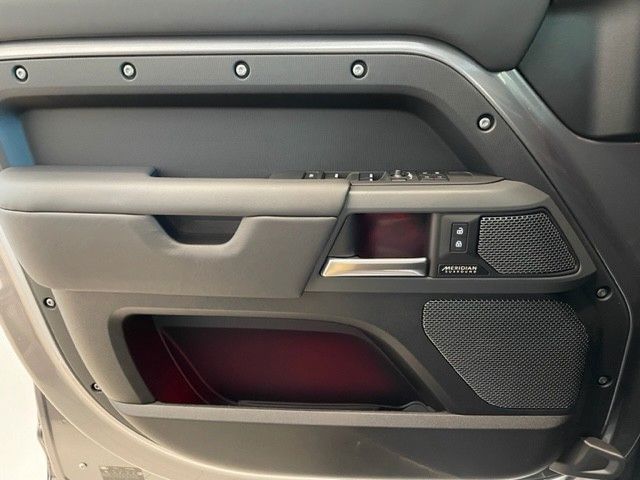 Fahrzeugabbildung Land Rover Defender 110 P400 X 7 Sitze & Standheizung
