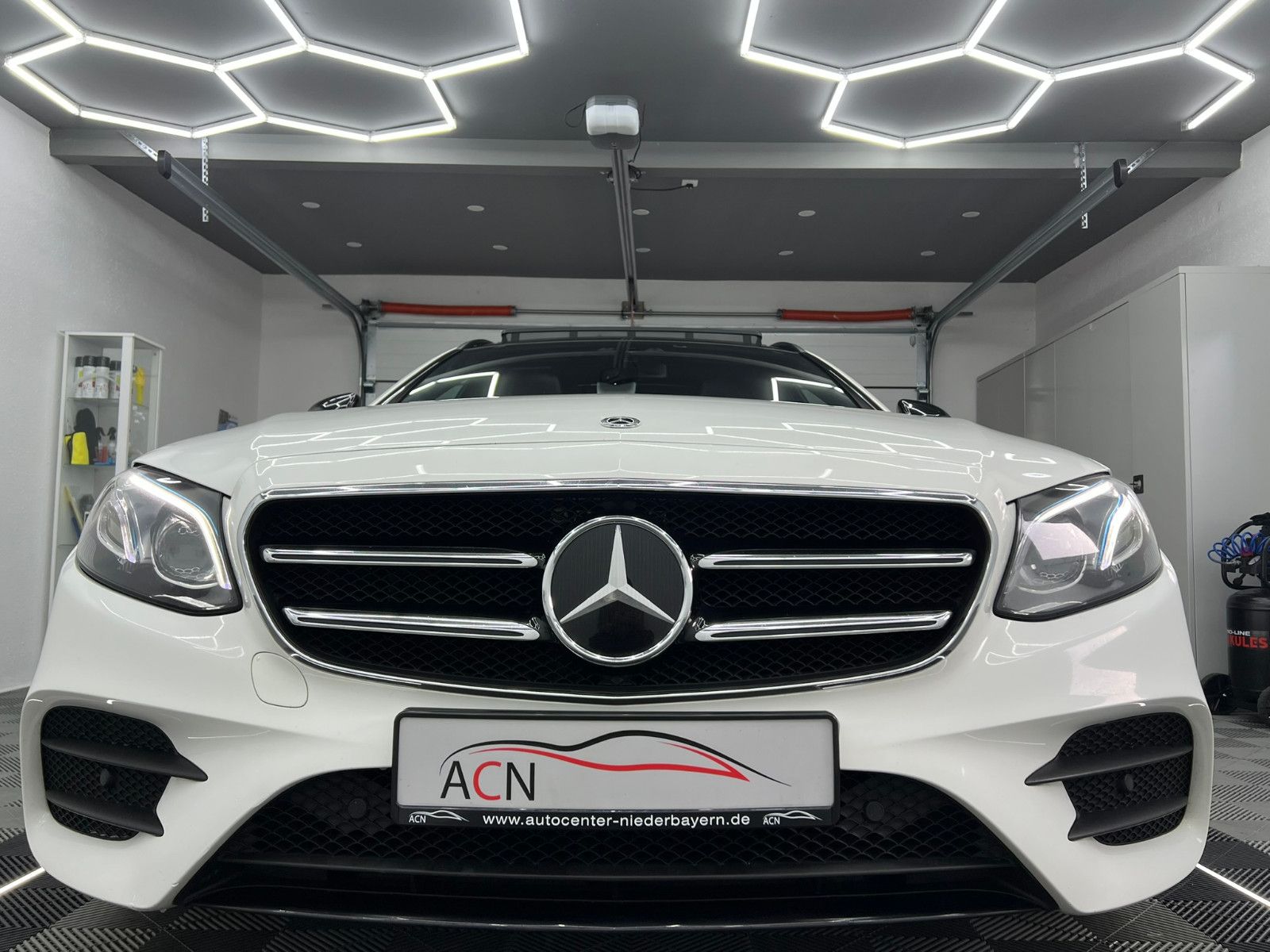 Fahrzeugabbildung Mercedes-Benz E 220 d AMG-LINE/PANO/BURMESTER/DISTRONIC PLUS