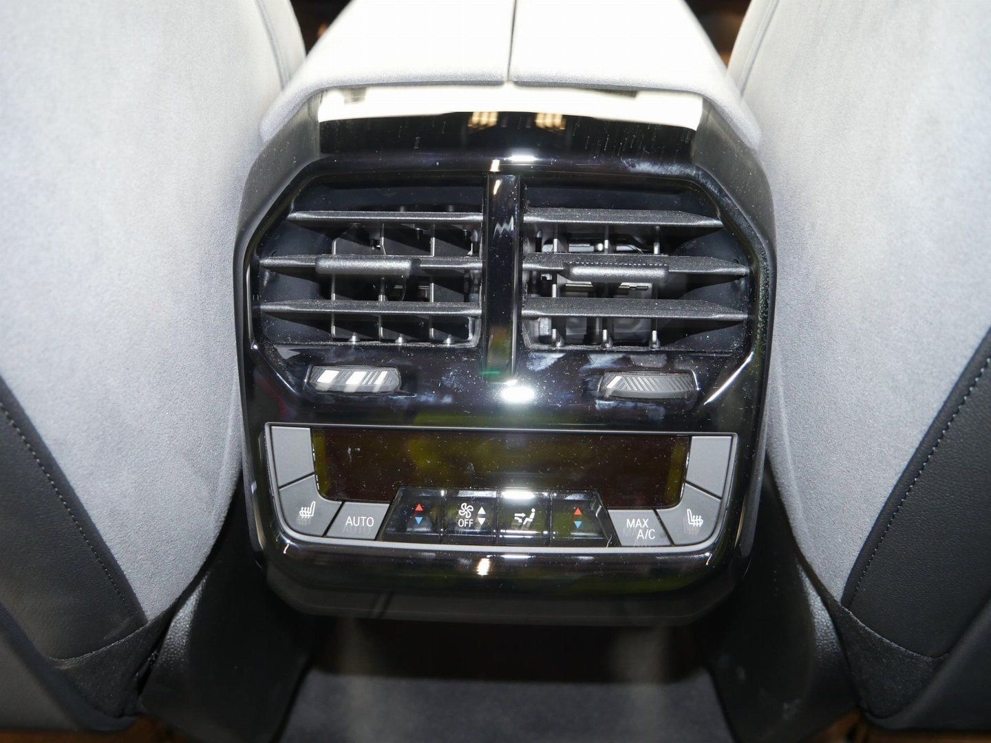 Fahrzeugeinzelansicht 12 Fahrzeugabbildung BMW iX xDrive45 M Sportpaket Glasdach Sky Lounge, Ak