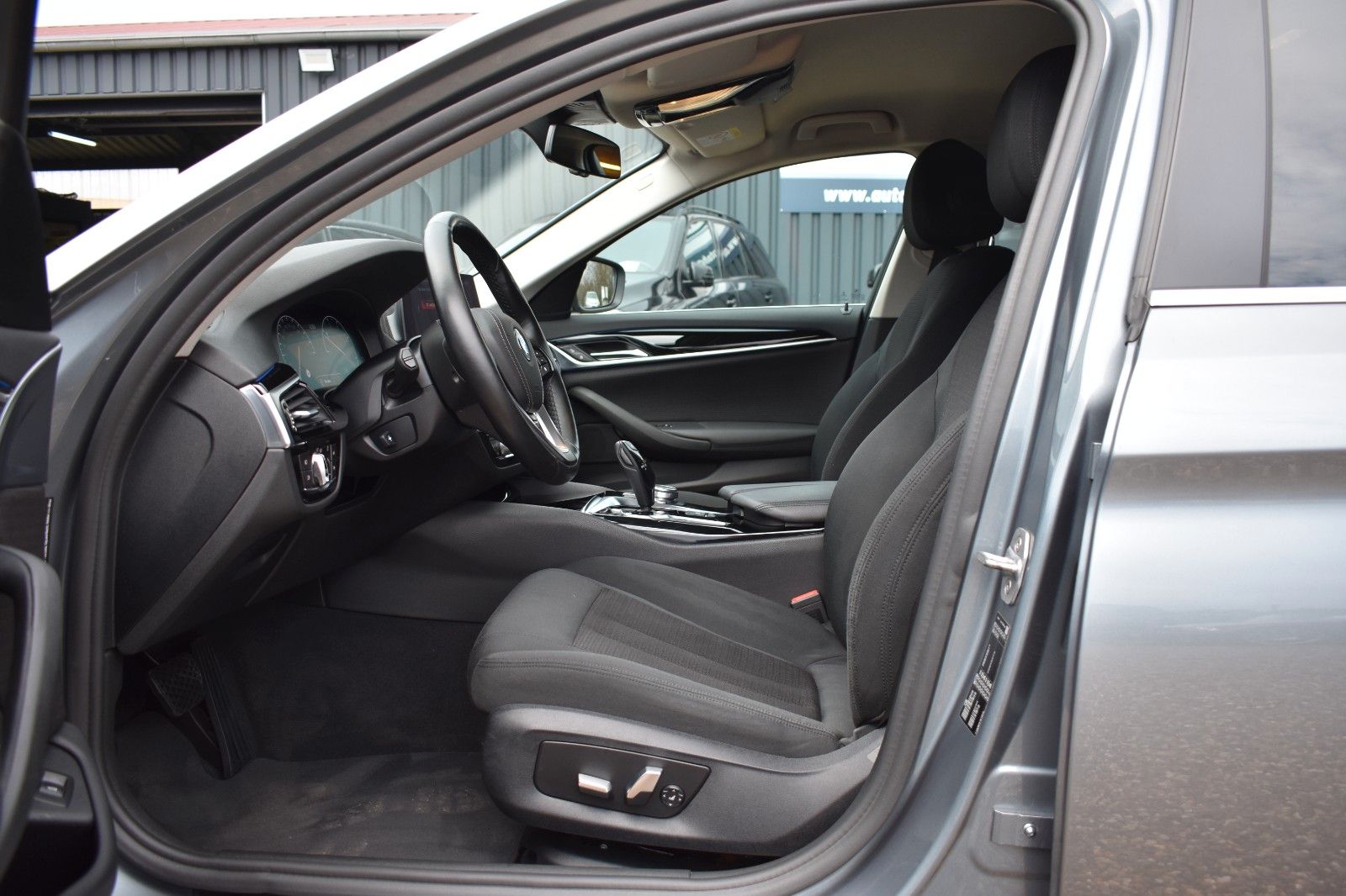 Fahrzeugabbildung BMW 520d Touring M Sportfahrwerk HUD AHK Keyless ACC