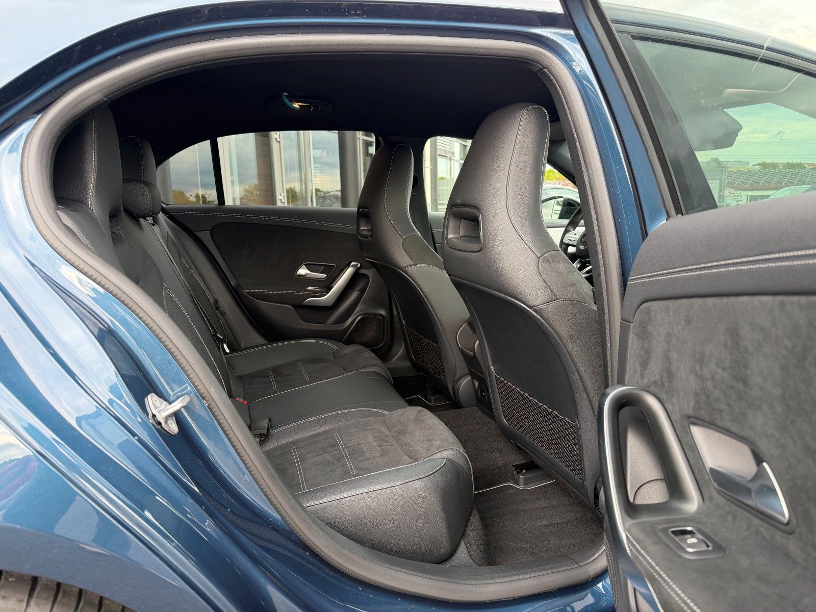 Fahrzeugabbildung Mercedes-Benz A 200 d Edition AMG Night+Ambiente+Distr+MBUX+19