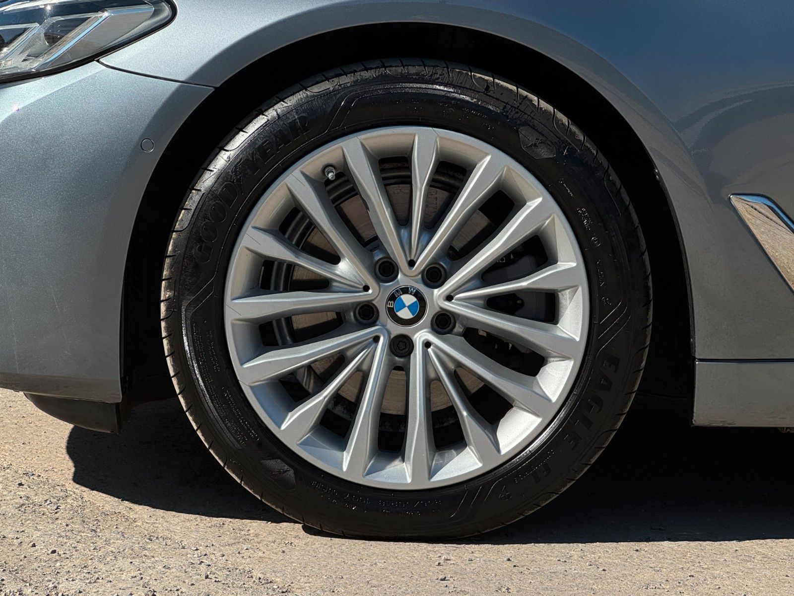 Fahrzeugabbildung BMW 520i Touring Luxury Line Pano Leder HiFi CAM AHK