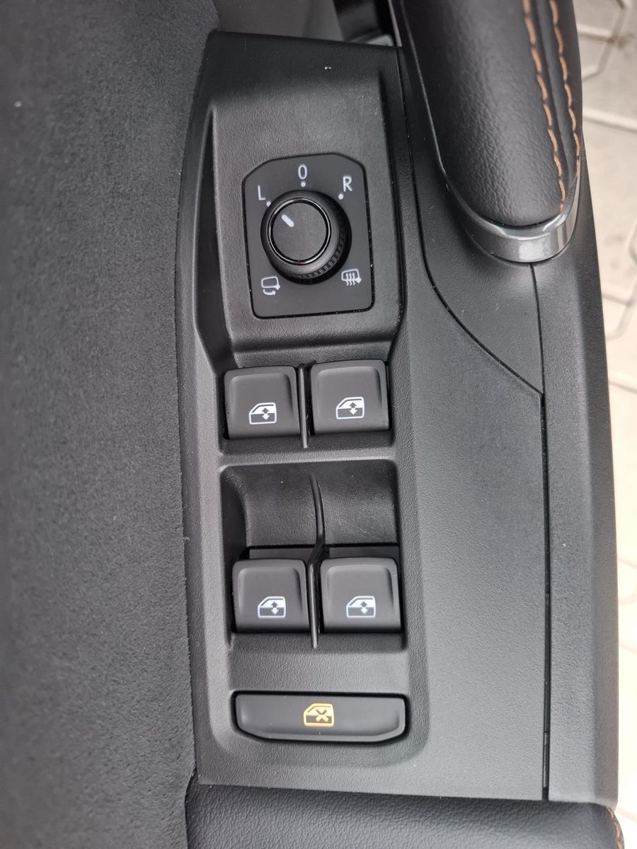 Fahrzeugabbildung CUPRA Leon 1.5 eTSI DSG AHK*DYNAMICA*EDGE*LED*5JGARAN.