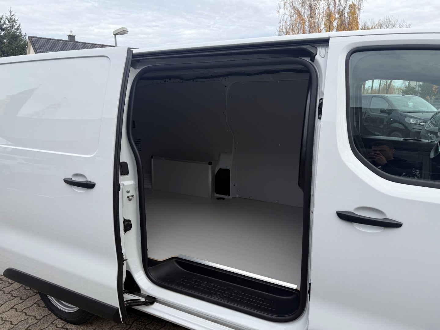 Fahrzeugabbildung Opel Vivaro Opel Kasten XL LED+AHK+Laderaumschutz